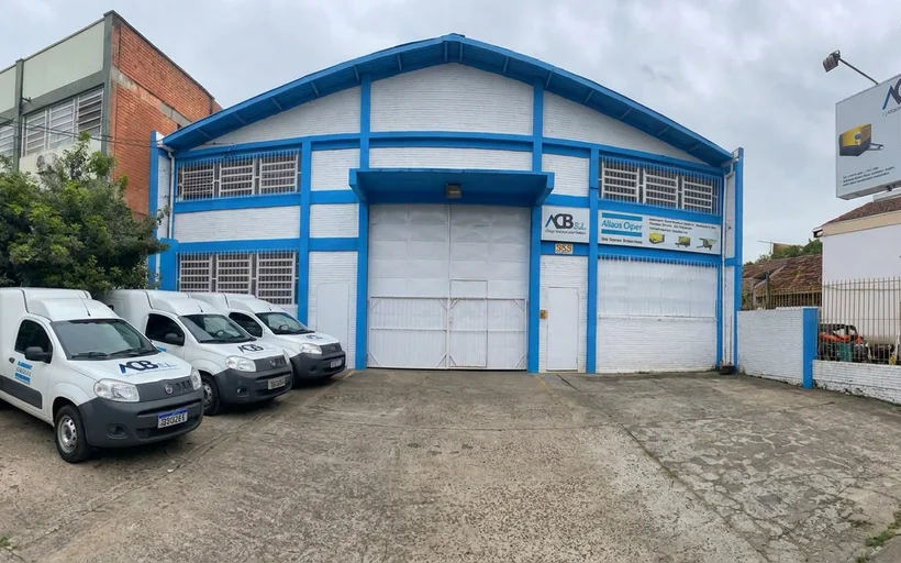 Sede da ACB Sul Compressores em Porto Alegre com frota de atendimento e totem Atlas Copco