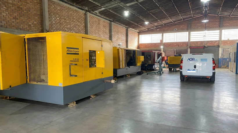 Oficina de assistência técnica da ACB Sul com compressores Atlas Copco em manutenção em Porto Alegre